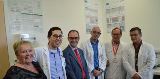 Marina Salud, CEU-UCH y la asociación Cancer Care de Jávea inauguran el Laboratorio de Oncología Molecular en el Hospital de Dénia El vicerrector de Investigación de la CEU-UCH, junto al equipo del nuevo Laboratorio.