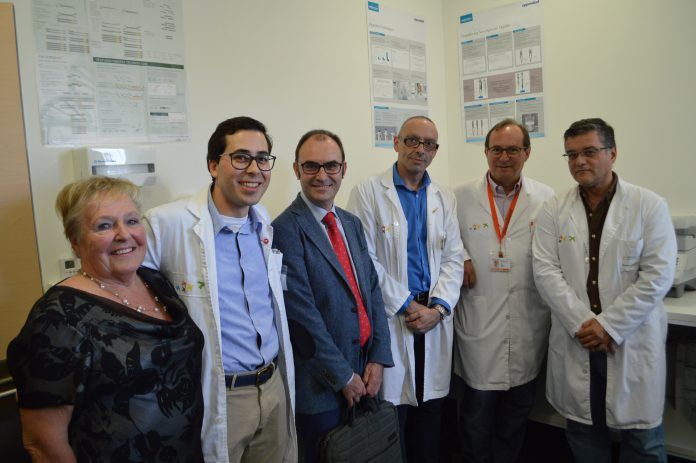 El vicerrector de Investigación de la CEU-UCH, junto al equipo del nuevo Laboratorio.