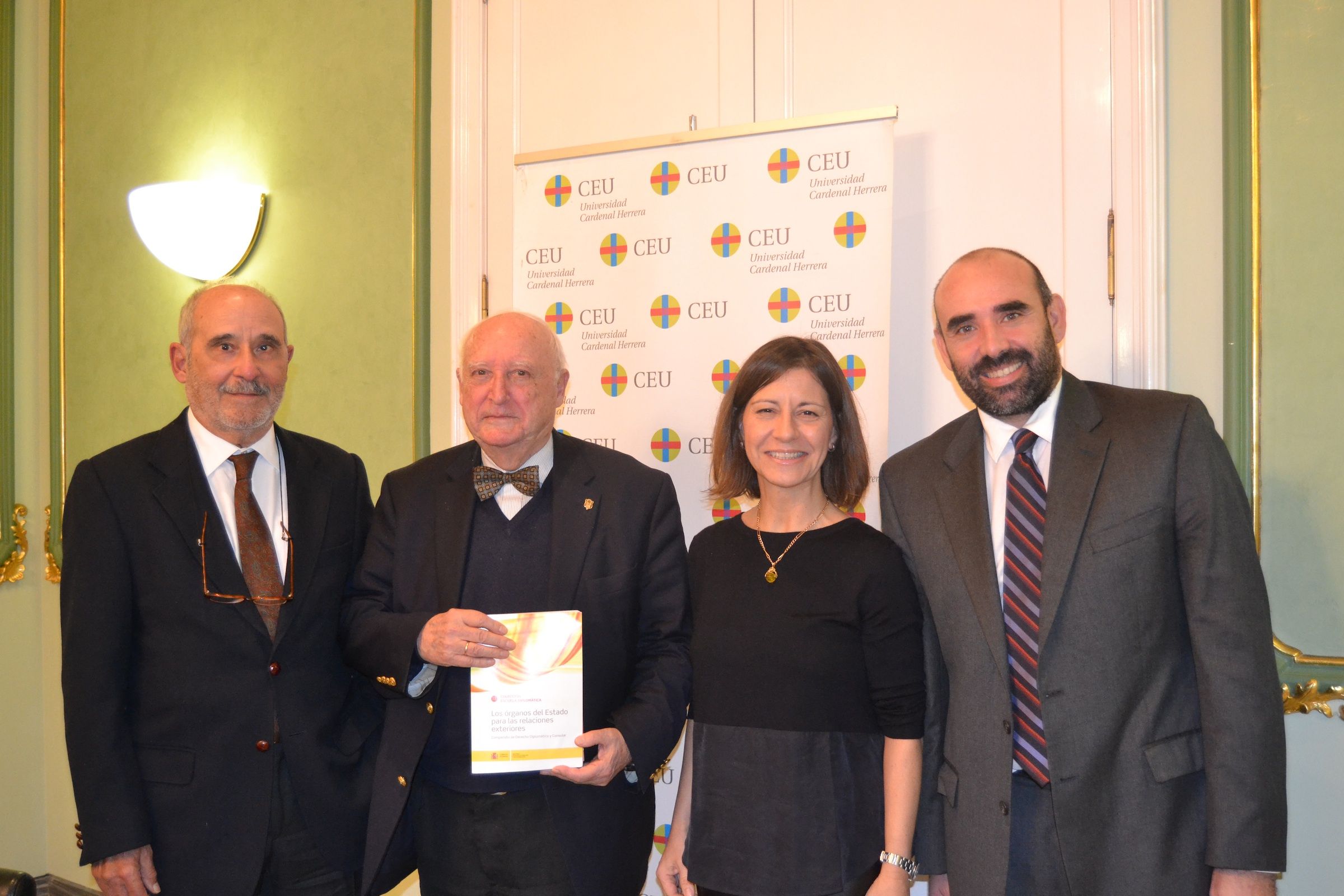 José Juste, José Antonio de Yturriaga, Susana Sanz e Iñaki Bilbao en la presentación del libro del diplomático español.