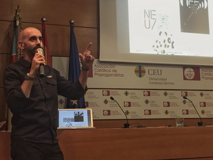 Wences Sanz, durante su conferencia sobre tendencias del diseño gráfico para los estudianes de la CEU-UCH.