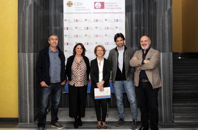 Rafael Torres, de Makma; Begoña Siles, directora de la Cátedra Luis García Berlanga-CEU Cardenal Herrera; la rectora de la CEU-UCH, Rosa Visiedo; el director adjunto de Culturarts-IVAC, José Luis Moreno; y Rafael Maluenda, director del Berlanga Film Museum.