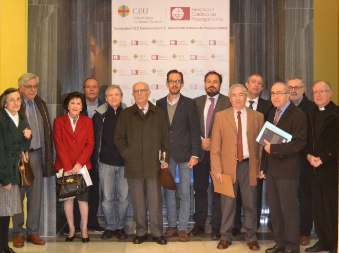 En el centro, Emilio García Callado y el decano Elías Durán, junto a ponentes y organizadores de las Jornadas “Res Ecclesiae”, esta mañana en el Palacio de Colomina-CEU.