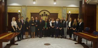 La catedrática Susana Sanz pronuncia el discurso de apertura en el Tribunal Supremo de Hungría La catedrática Susana Sanz (de negro, en el centro), con el jurado y los participantes en el Concurso Internacional de Derechos Humanos celebrado en el Tribunal Supremo de Hungría.