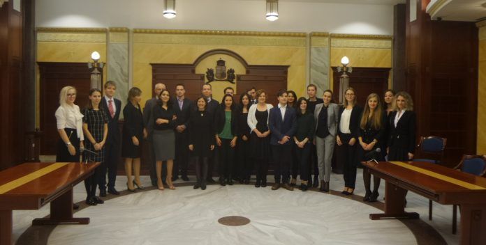 La catedrática Susana Sanz (de negro, en el centro), con el jurado y los participantes en el Concurso Internacional de Derechos Humanos celebrado en el Tribunal Supremo de Hungría.