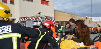 Alumnos de Enfermería participan en un simulacro de rescate en el parque de bomberos de Oropesa