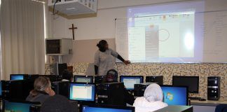 Elche Acoge organiza un curso de búsqueda de empleo por internet para inmigrantes en la Universidad CEU