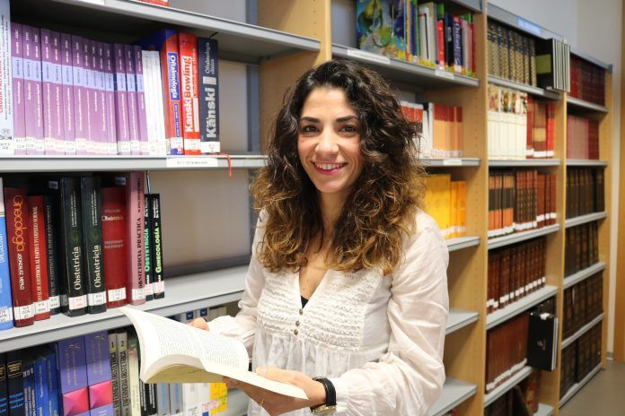 La profesora del Máster en Formación del Profesorado de ESO y Bachillerato de la CEU-UCH Meritxell Notari, autora de la investigación, en la Biblioteca del centro universitario en Castellón.