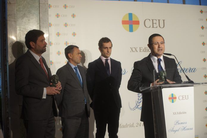 El profesor de Bioética de la CEU-UCH Emilio García-Sánchez, recibe su Premio Ángel Herrera en Madrid.