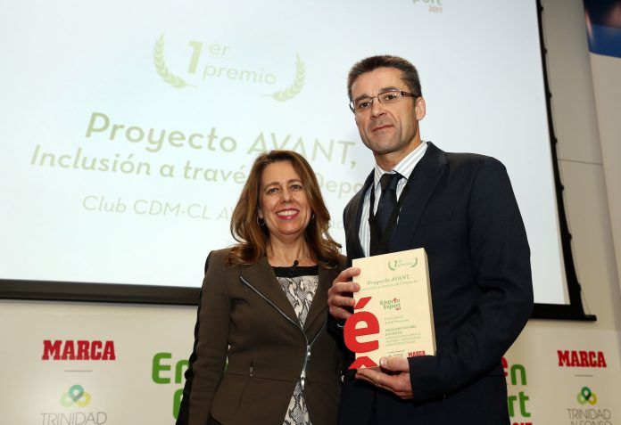 Ana Muñoz entrega el premio Emprén Esport al profesor de la CEU-UCH Javier Martínez Gramage. Foto: José Antonio Sanz/ MARCA.