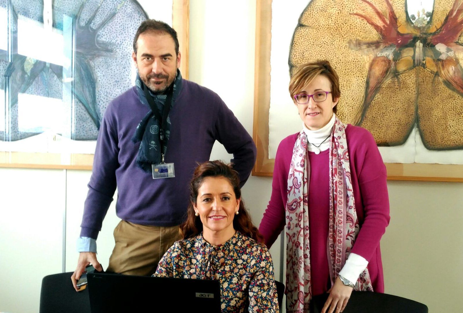 La profesora de la CEU-UCH María Dolores Temprado (sentada), junto a los profesores de la UJI Eladio Collado y Sonia Agut.