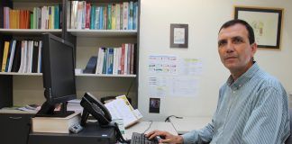Enrique Lluch estudia los pros y contras de la implantación de una renta básica para cada español El profesor Enrique Lluch Frechina, director del Departamento de Economía y Empresa de la CEU-UCH.