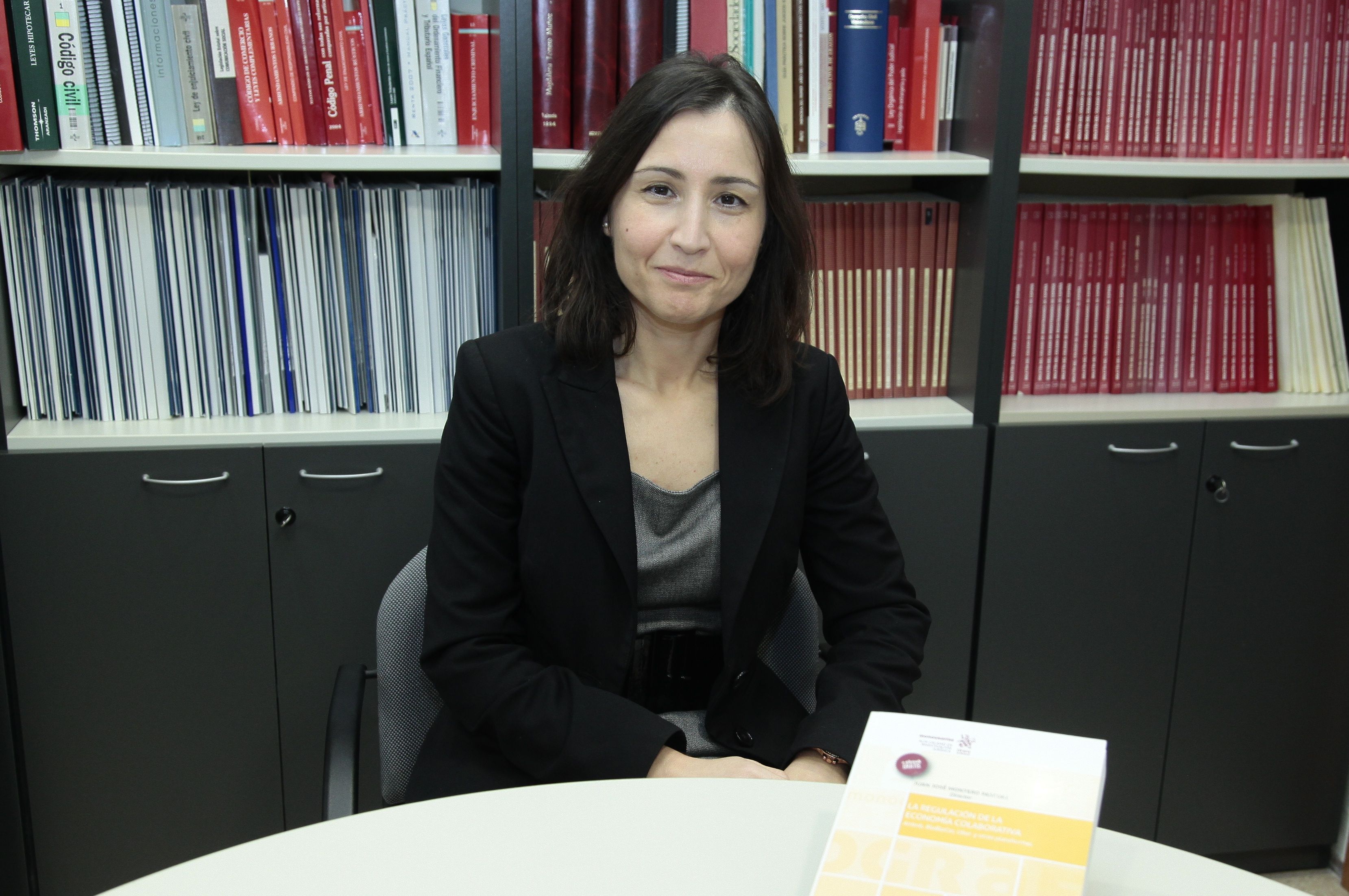 La profesora titular de Derecho Mercantil de la CEU-UCH Isabel Rodríguez, coautora del libro “La regulación de la economía colaborativa”.