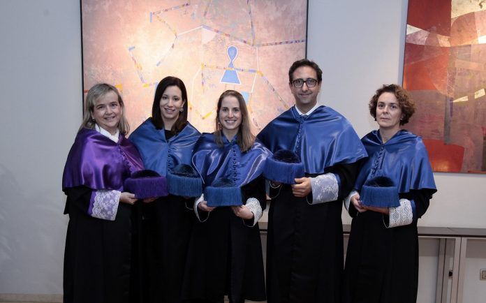 Los investigadores de la CEU-UCH María Miranda, Soledad Navarro, Sara Paradells, José Miguel Soria y María Ángeles García Esparza, autoras y directores de las tesis premiadas.