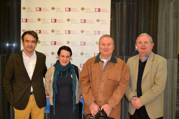 seminario-opinion-publica-hugo-aznar-ceu-uch-1 Integrantes del Grupo de Investigación en Democracia deliberativa, comunicación y ciudadanía de la CEU-UCH.