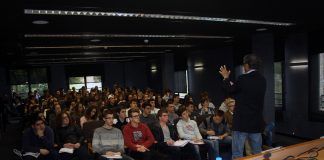 Un centenar de alumnos de bachillerato asiste a una charla en el CEU sobre el futuro de la economía