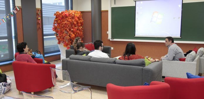 El investigador del CEU-UCH Salvartore Sauro, con los estudiantes del 14º CIE, durante su #CaféconCiencia.