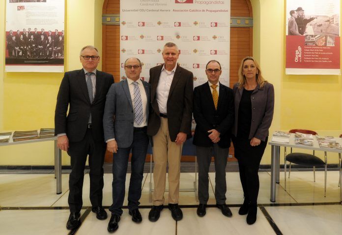 catedra-neurociencias-ceu-nisa-paul-young-1 El doctor Paul H. Young, junto a representantes de la Fundación Grupo Hospitales Nisa y la CEU-UCH, en la III Conferencia Anual de la Cátedra de Neurociencias.