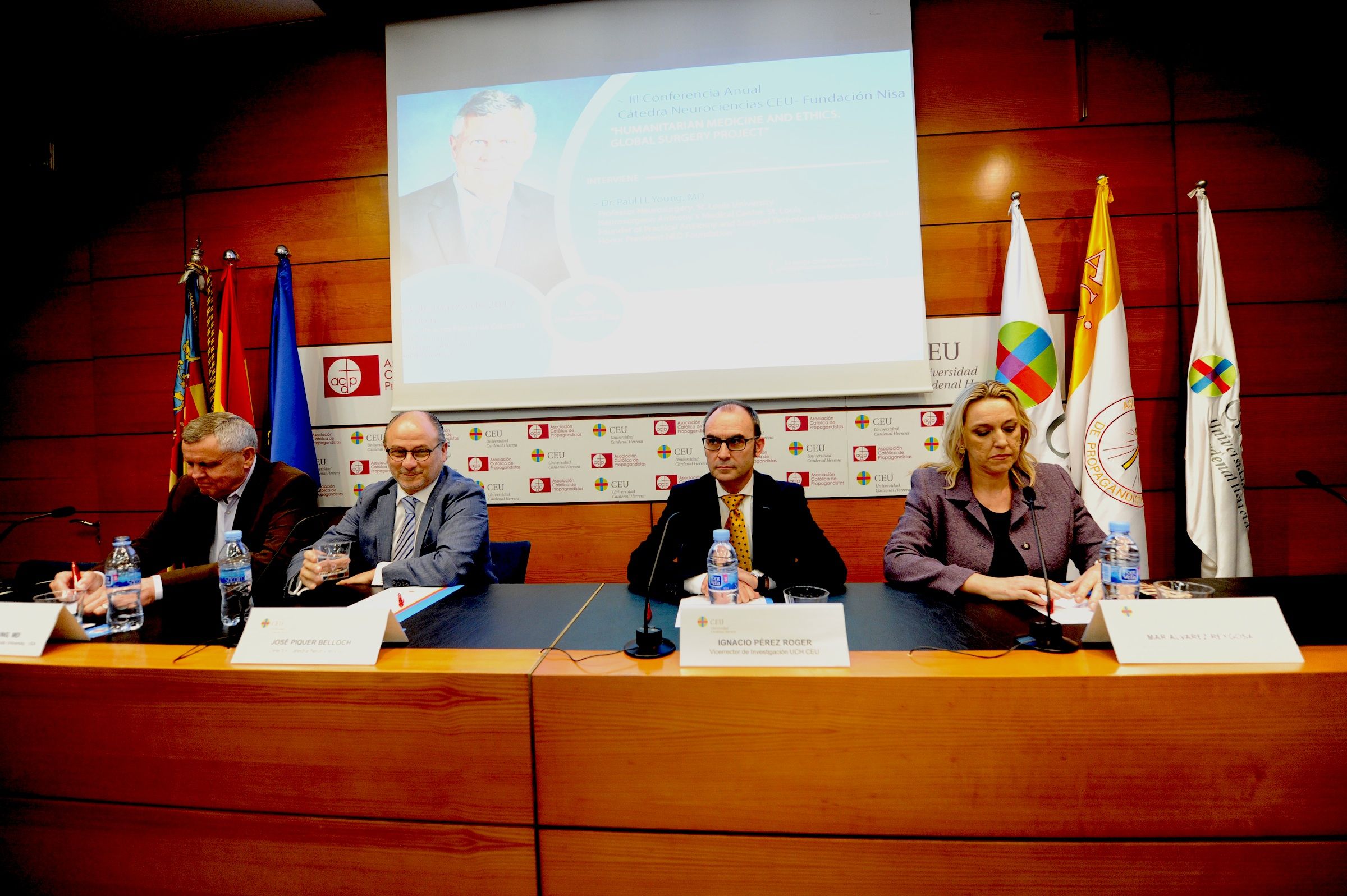 El doctor Paul H. Young, el títular de la Cátedra de Neurociencias, José Piquer, el vicerrector de Investigación de la CEU-UCH, Ignacio Pérez Roger, y la gerente de la Fundación Grupo Hospitales NISA, Mar Álvarez.El doctor Paul H. Young, el títular de la Cátedra de Neurociencias, José Piquer, el vicerrector de Investigación de la CEU-UCH, Ignacio Pérez Roger, y la gerente de la Fundación Grupo Hospitales NISA, Mar Álvarez.