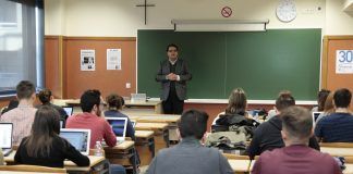 Un experto de la Michigan State University analiza el uso de Twitter por parte de Trump y los riesgos de las fake news El profesor de la Michigan State University, Manuel Chávez, en una de las clases magistrales impartidas a los estudiantes de Periodismo de la CEU-UCH.