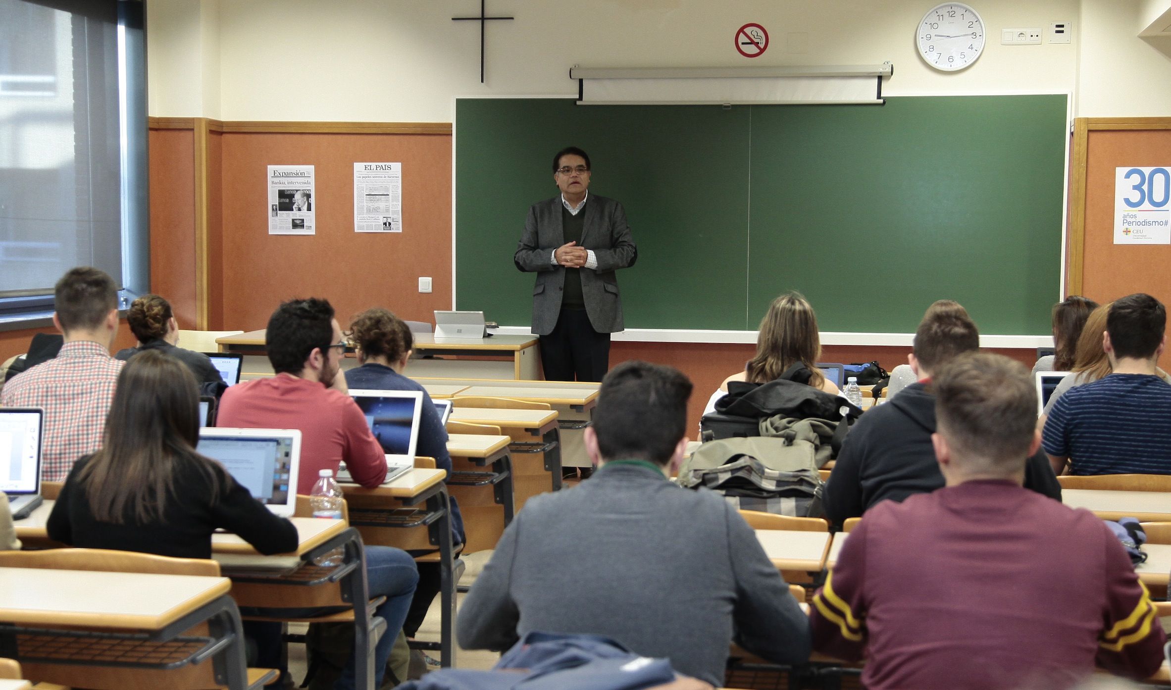 El profesor de la Michigan State University, Manuel Chávez, en una de las clases magistrales impartidas a los estudiantes de Periodismo de la CEU-UCH.