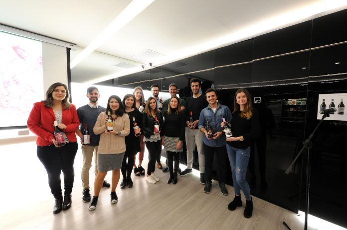 Estudiantes de los Másteres en Diseño de la CEU-UCH, con sus propuestas de packaging para los vinos de Bodegas Vegamar.