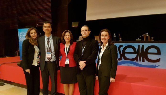 emilio-garcia-sanchez-ceu-uch-congreso-estetica El profesor de la CEU-UCH Emilio García Sánchez, con miembros del comité organizador del 32º Congreso de la Sociedad Española de Medicina Estética, que ha clausurado.