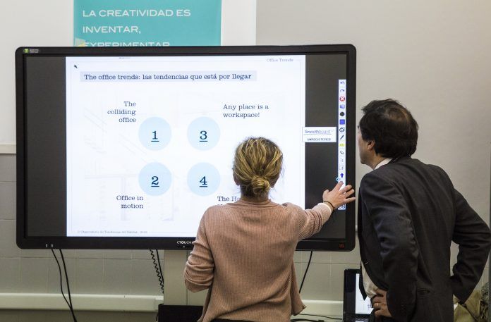 Los displays interactivos CTOUCH son pantallas multitáctiles de alta definición, con tecnología Plug&Play.