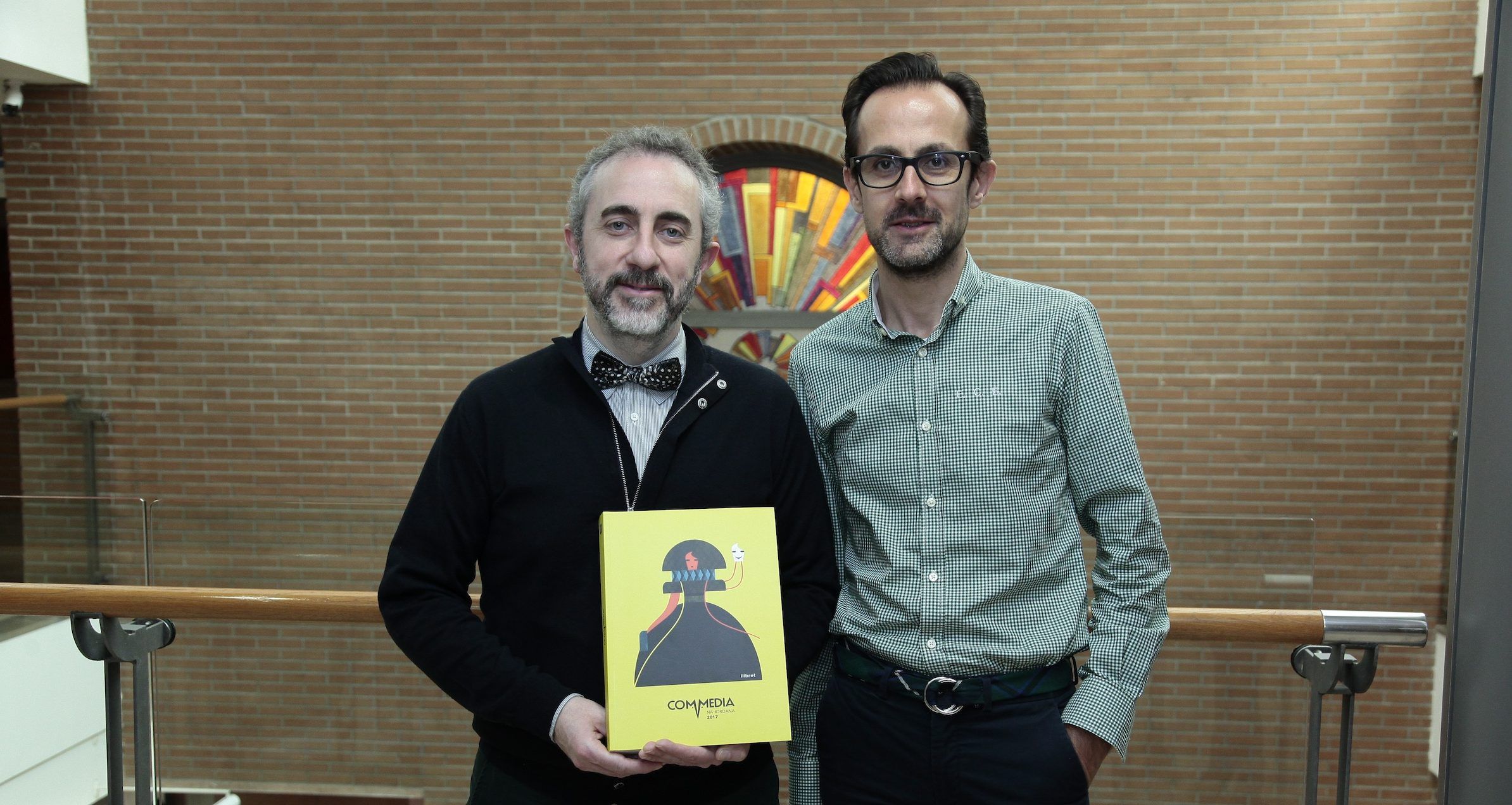 Jesús Catalá y Emilio Callado, profesores de la CEU-UCH, coautores de los estudios históricos publicados en el llibret de falla de Na Jornada, premiado por la Conselleria d'Educació.