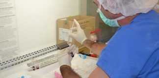 Nueva terapia regenerativa para reducir el tiempo y mejorar el aspecto de la cicatrización en heridas agudas Una de las fases del tratamiento es la preparación del plasma rico en factores de crecimiento como parte de la terapia regenerativa de la piel en cicatrices causadas por heridas agudas.