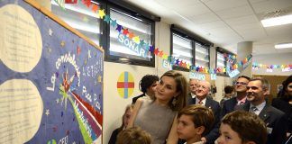 SM la Reina conoce en el CEU los avances y retos de la inclusión educativa en enfermedades raras SM la Reina, con alumnos del Colegio CEU San Pablo de Murcia.