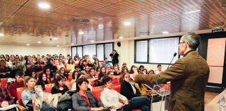 Alumnos del CEU se forman en habilidades comunicativas y emocionales para atender a pacientes en crisis y emergencias