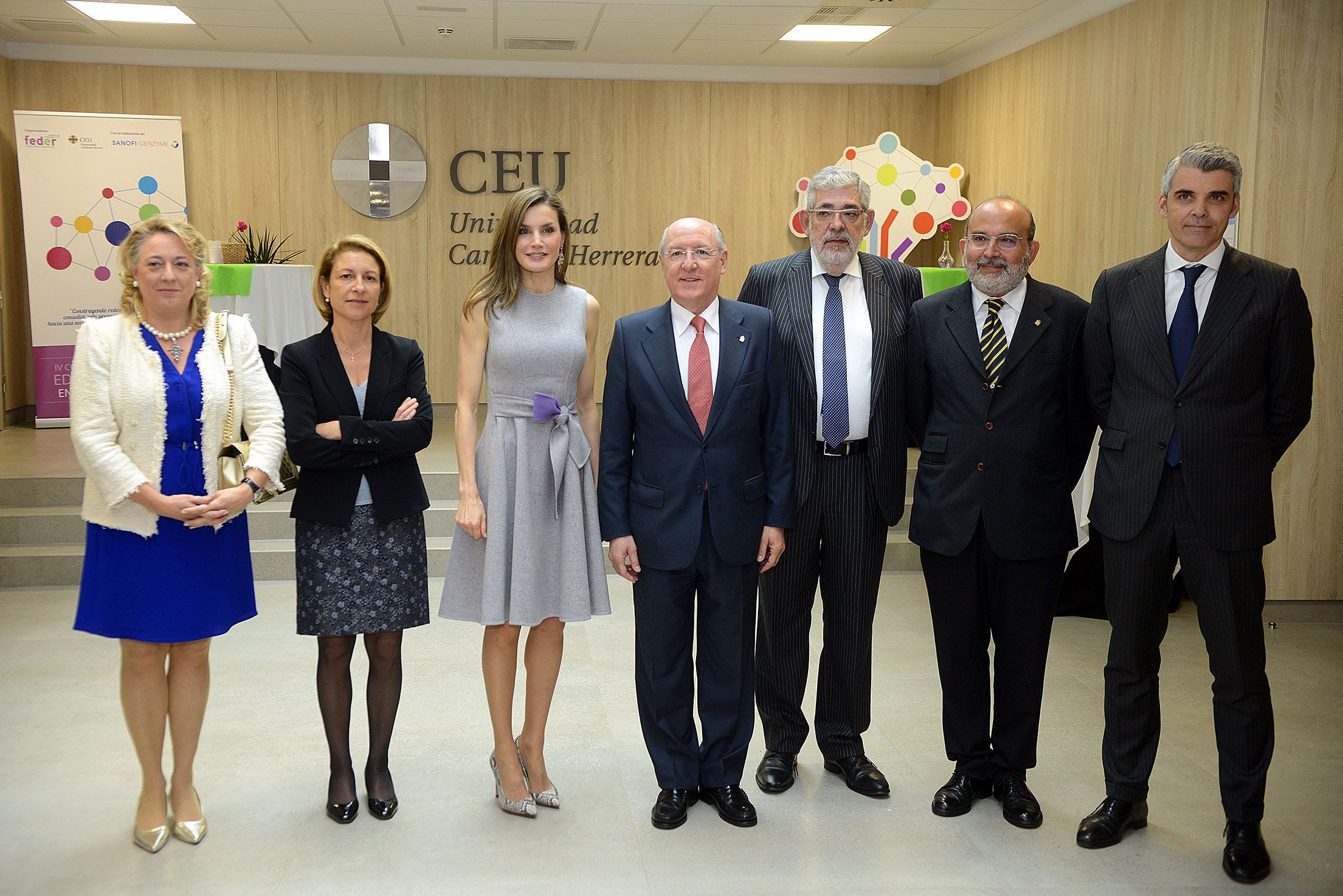 SM la Reina, con el equipo directivo del CEU, en el IV Congreso Educativo sobre Enfermedades Raras.