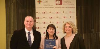 Analizan la contribución de la radio al envejecimiento activo Hugo Aznar, profesor del CEU-UCH, la autora de la tesis, Amparo Suay, y la profesora Àngels Álvarez.