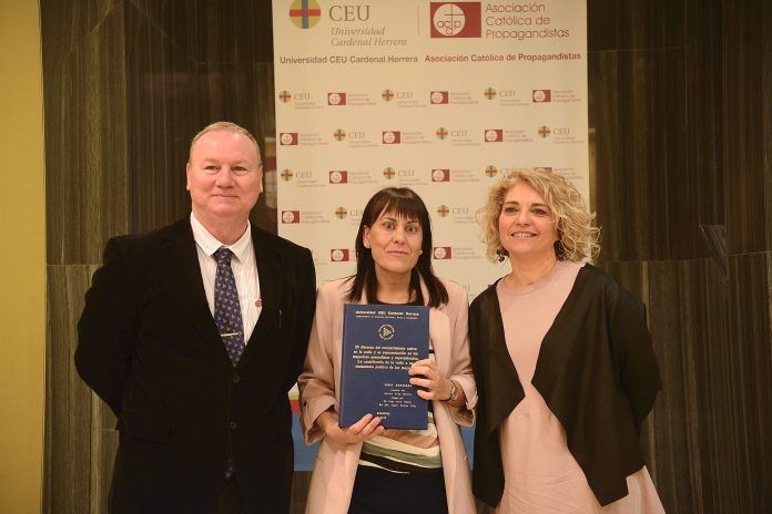 Hugo Aznar, profesor del CEU-UCH, la autora de la tesis, Amparo Suay, y la profesora Àngels Álvarez.