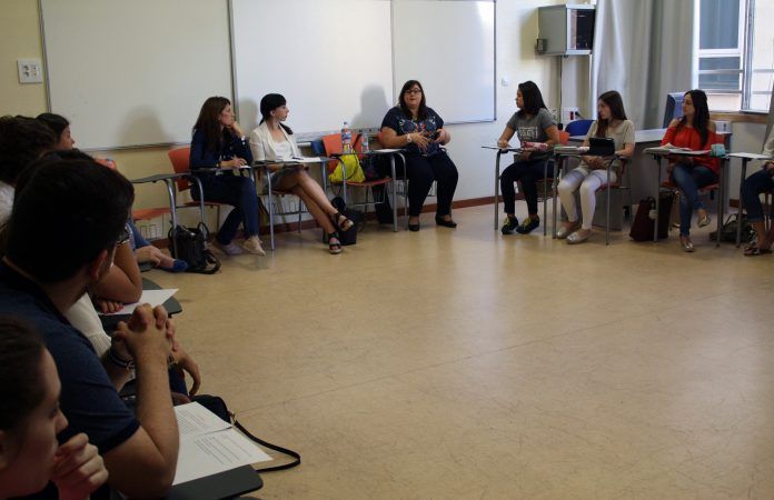 Marina Marroquí durante la charla a estudiantes de Magisterio en la UCH-CEU en Elche (2)