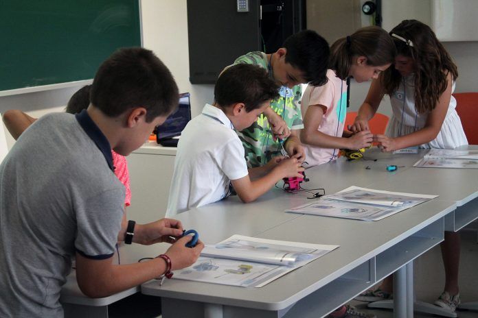 Participantes en la edición del Concurso de Robótica CEU Elche
