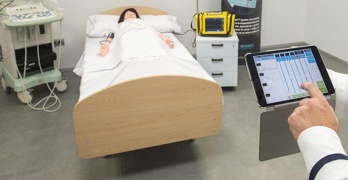 Una de las camas hospitalarias del Centro de Simulación Avanzada del CEU-UCH en Castellón.