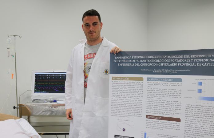 enfermeria-ceu-uch-dispositivo-oncologicos El estudiante de Enfermería del CEU-UCH de Castellón, Lluis Dols, autor de la investigación dirigida por la coordinadora del Grado, Isabel Almodóvar.
