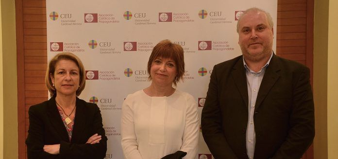 La rectora del CEU-UCH, Rosa Visiedo, la directora general de la CVMC, Empar Marco, y el vicedecano de Comunicación Audiovisual del CEU-UCH, Juan José Bas.