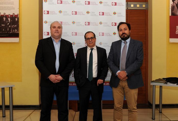 Juan José Bas, vicedecano de Comunicación Audiovisual del CEU, Enrique Soriano, presidente de la CVMC, y el decano de la Facultad de Comunicación del CEU, Elías Durán, en la inauguración de las Jornadas sobre el futuro del audiovisual valenciano.