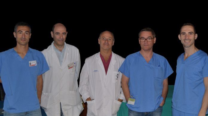 premio-catedra-ceu-nisa-hospital-ribera En el centro, el doctor Piquer junto a los investigadores de la Cátedra de Neurociencias CEU-NISA y el Hospital de la Ribera autores del estudio premiado por la SENEC.