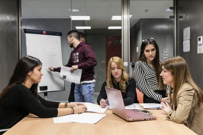 Alumnos de Dirección de Empresas durante una sesión de trabajo en aulas polivalentes