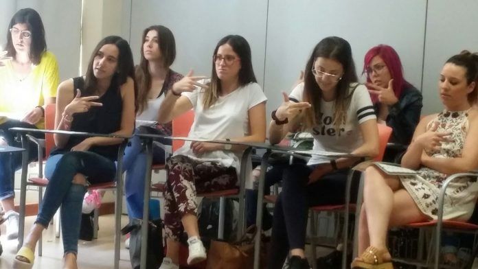 Alumnos de Magisterio durante el taller de lenguaje de sordos