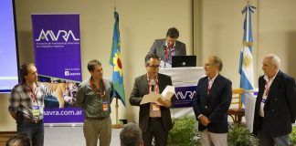El profesor del CEU-UCH José Ignacio Redondo, nombrado socio honorario de la Asociación de Anestesiología Veterinaria de la República Argentina Entrega del reconocimiento como socio de honor de AAVRA al profesor del CEU-UCH José Ignacio Redondo.