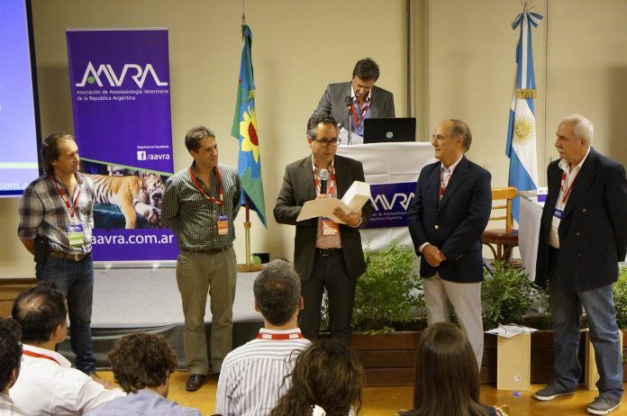 jose-ignacio-redondo-socio-honor-aavra-argentina-1 Entrega del reconocimiento como socio de honor de AAVRA al profesor del CEU-UCH José Ignacio Redondo.