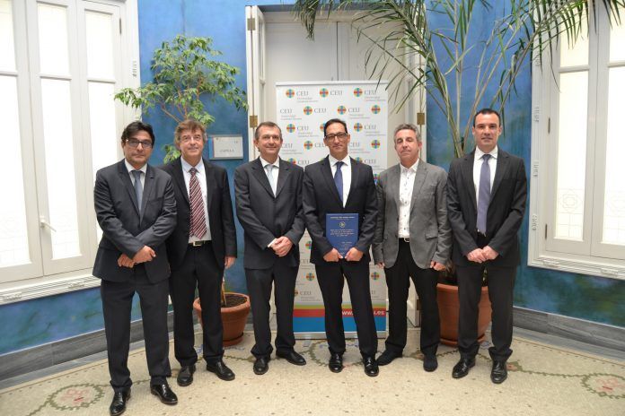 tesis-protesis-cadera-alejandro-alvarez-ceu-uch El profesor del CEU Alejandro Álvarez Llanas, junto a los directores y el tribunal de su tesis doctoral.