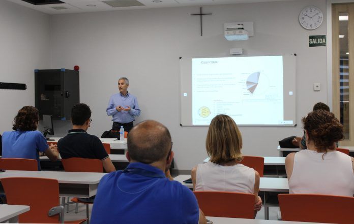 El doctor Ambrosio ha dado a conocer a los investigadores del CEU-UCH sus recientes avances en la búsqueda de un tratamiento para el glaucoma.