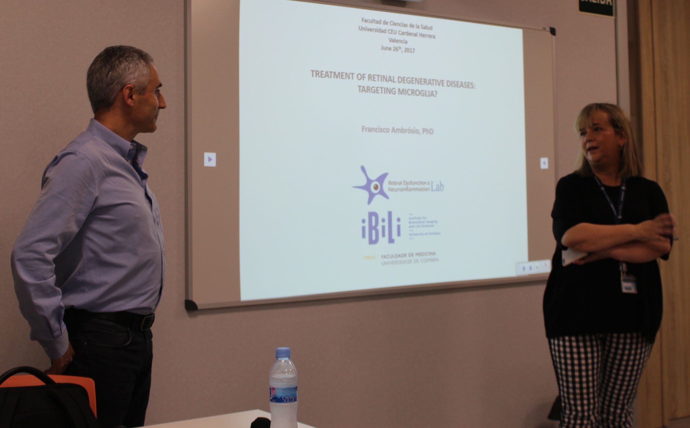 Francisco Ambrosio, de la Universidad de Coimbra, presentado a los investigadores del CEU-UCH por la profesora María Miranda.