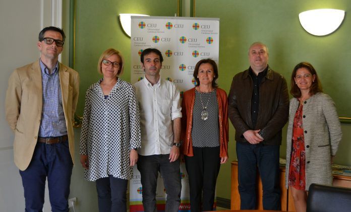 En el centro, Ana Azurmendi, junto a Juan José Bas y parte de los investigadores del Grupo, en las Jornadas sobre el Futuro del Audiovisual Valenciano, celebradas en el CEU.