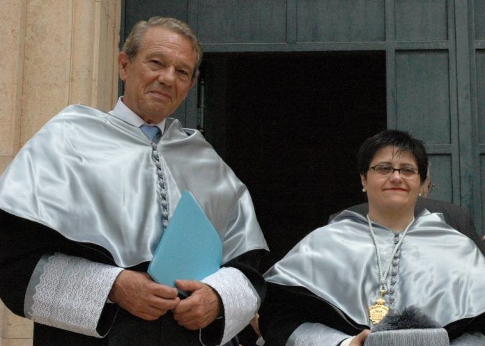 Joaquín Navarro-Valls, el día de su investidura como doctor Honoris Causa por el CEU-UCH, junto a la profesora María José Pou, que actuó como madrina.